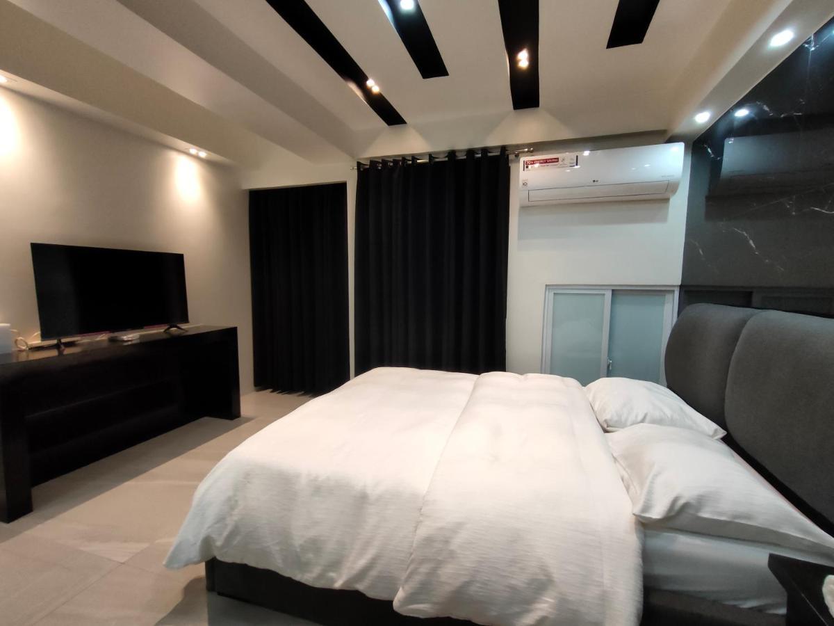 Burgundy Mckinley Place Service Apartment Manila Exterior photo