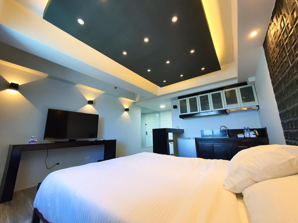 Burgundy Mckinley Place Service Apartment Manila Exterior photo