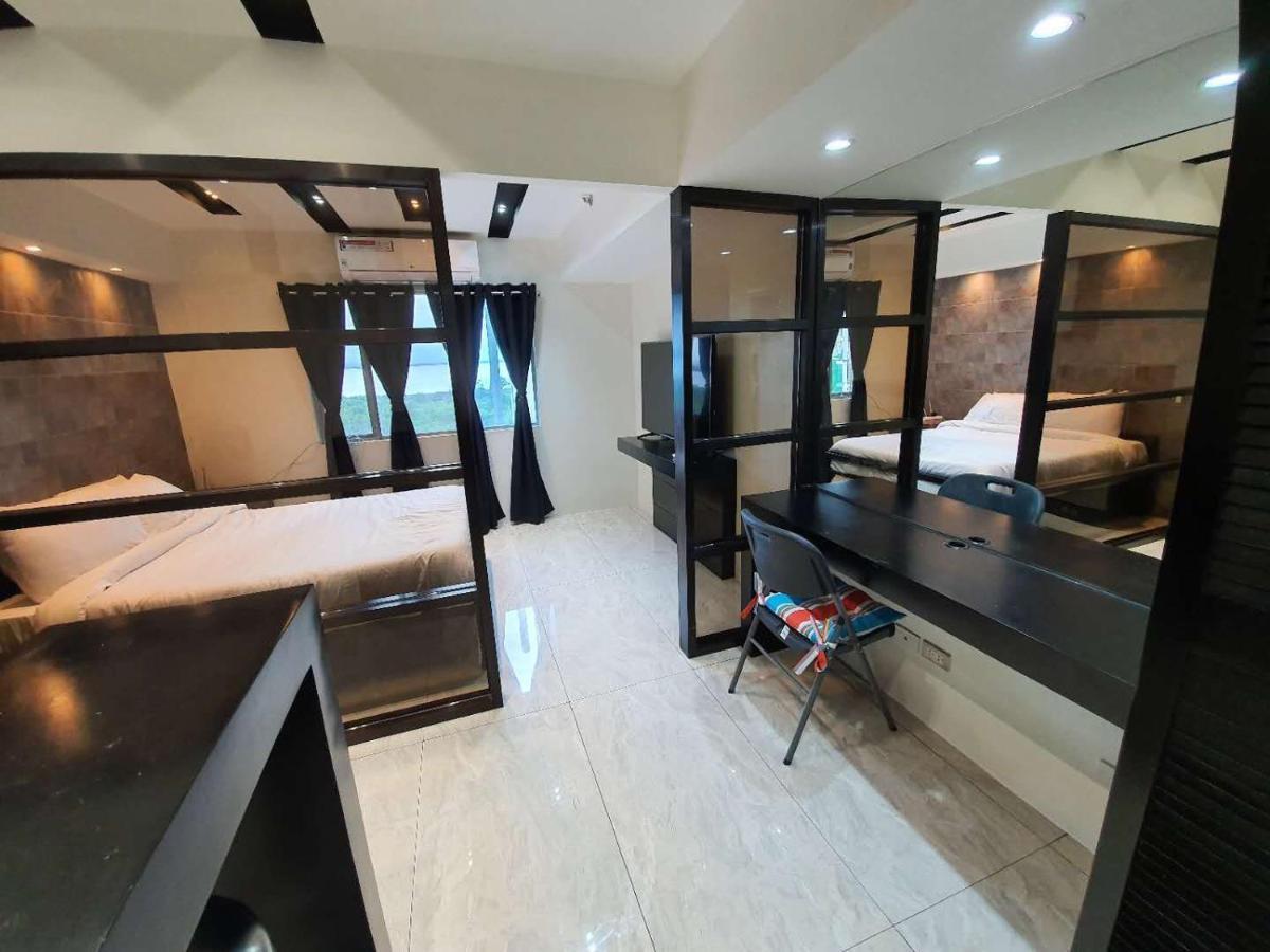 Burgundy Mckinley Place Service Apartment Manila Exterior photo