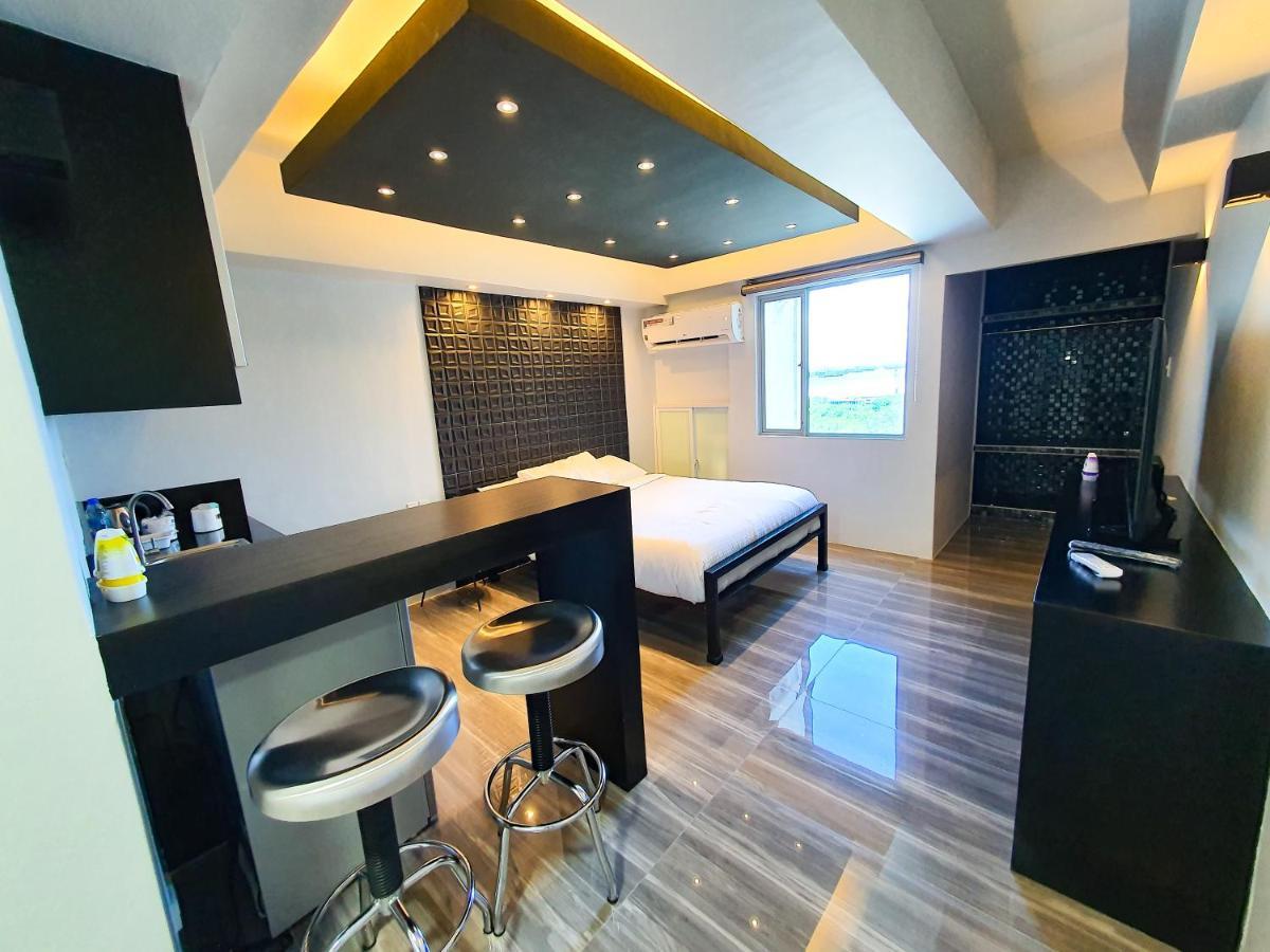 Burgundy Mckinley Place Service Apartment Manila Exterior photo
