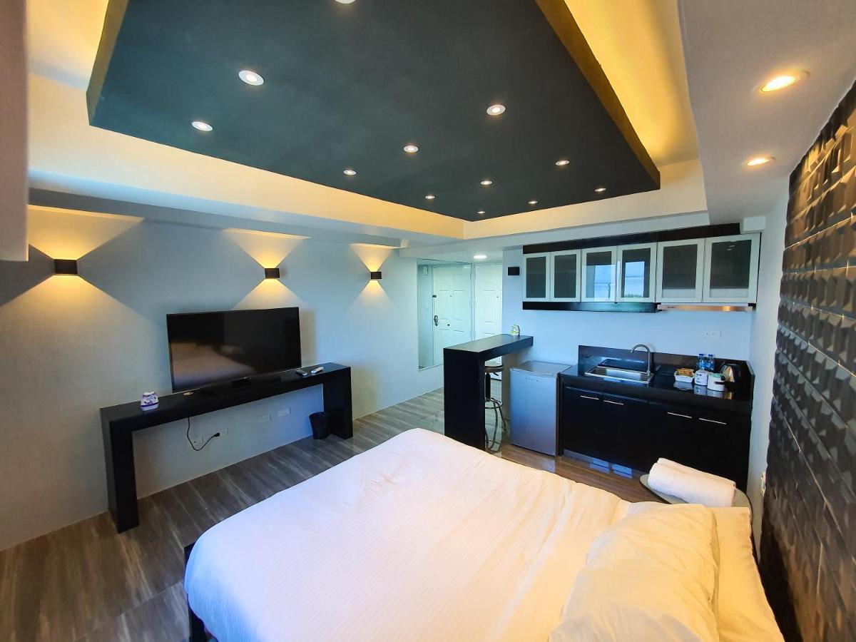 Burgundy Mckinley Place Service Apartment Manila Exterior photo