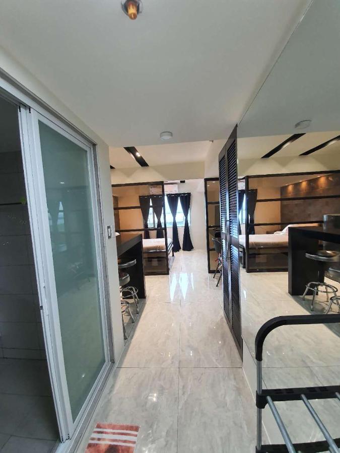 Burgundy Mckinley Place Service Apartment Manila Exterior photo