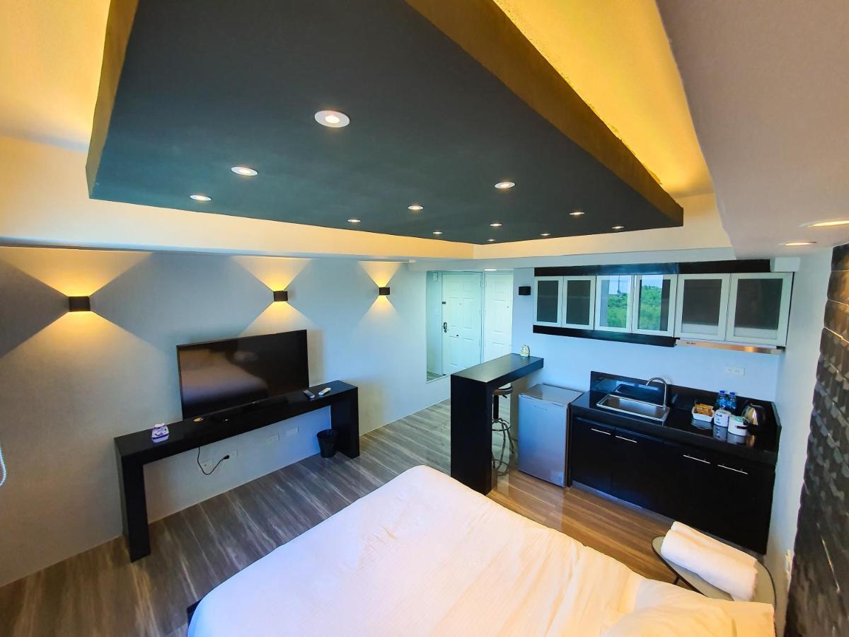 Burgundy Mckinley Place Service Apartment Manila Exterior photo