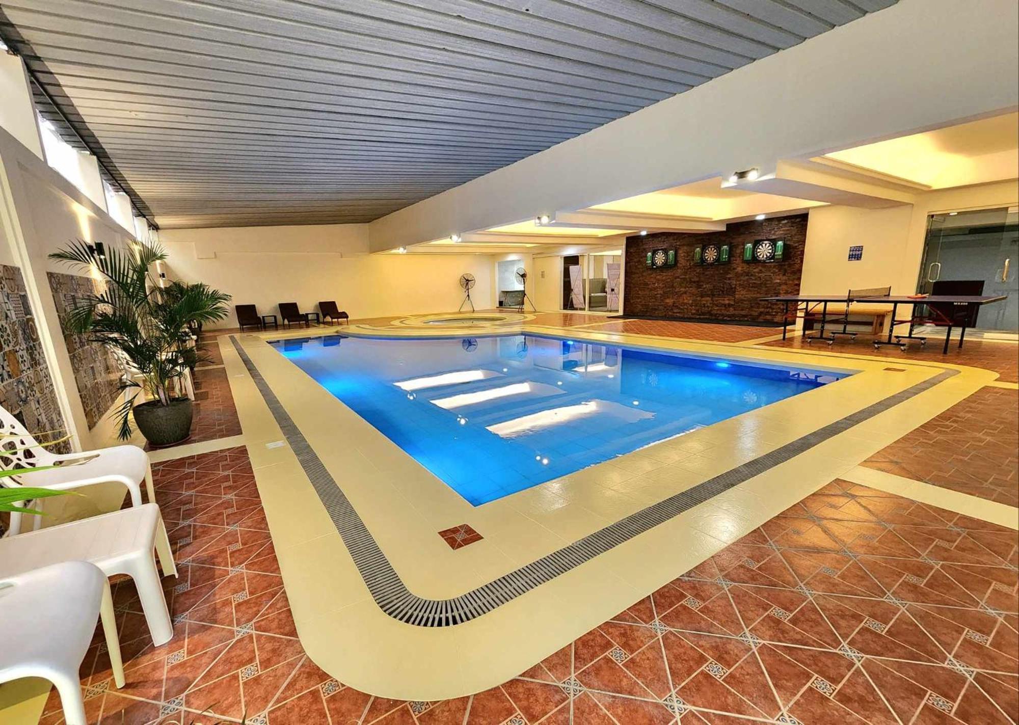 Burgundy Mckinley Place Service Apartment Manila Exterior photo