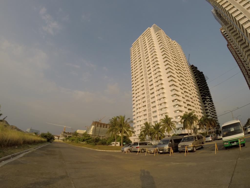 Burgundy Mckinley Place Service Apartment Manila Exterior photo