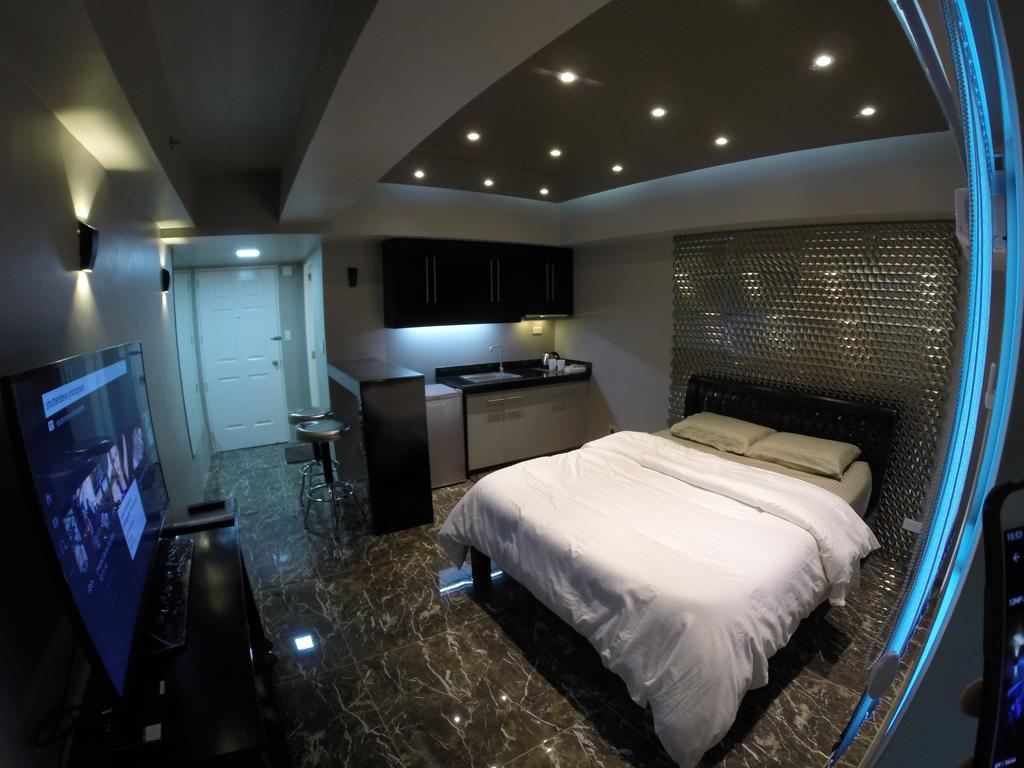 Burgundy Mckinley Place Service Apartment Manila Exterior photo
