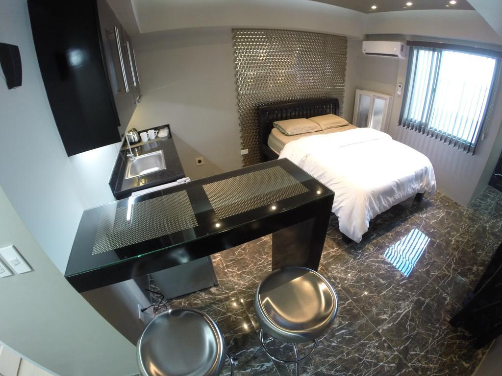 Burgundy Mckinley Place Service Apartment Manila Exterior photo
