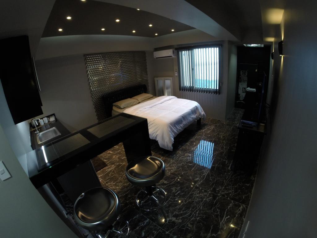 Burgundy Mckinley Place Service Apartment Manila Exterior photo