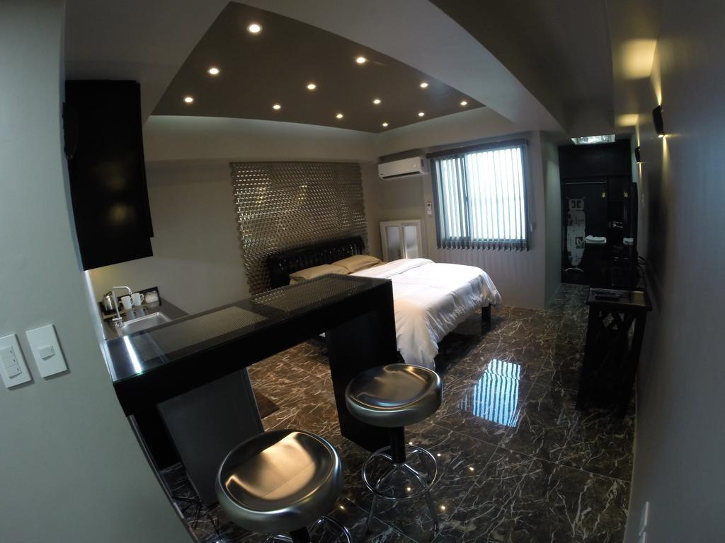 Burgundy Mckinley Place Service Apartment Manila Exterior photo