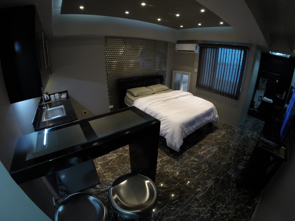 Burgundy Mckinley Place Service Apartment Manila Exterior photo