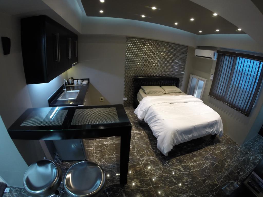 Burgundy Mckinley Place Service Apartment Manila Exterior photo