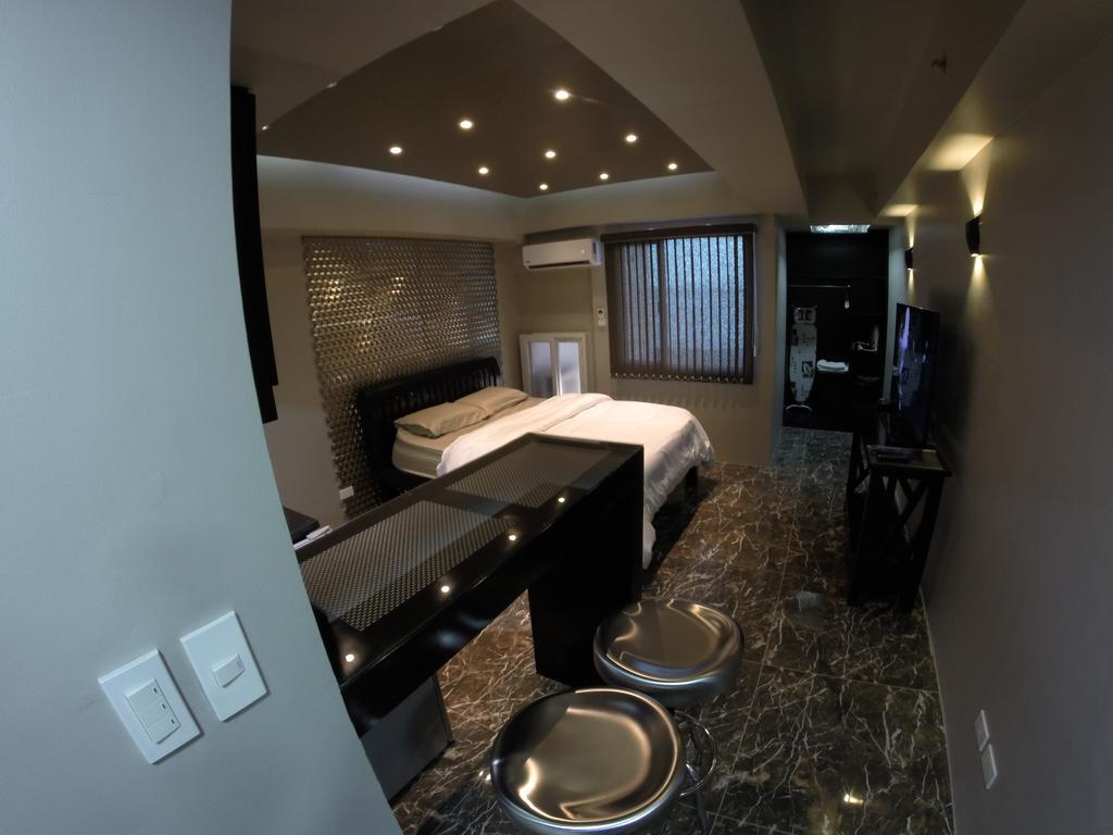 Burgundy Mckinley Place Service Apartment Manila Exterior photo