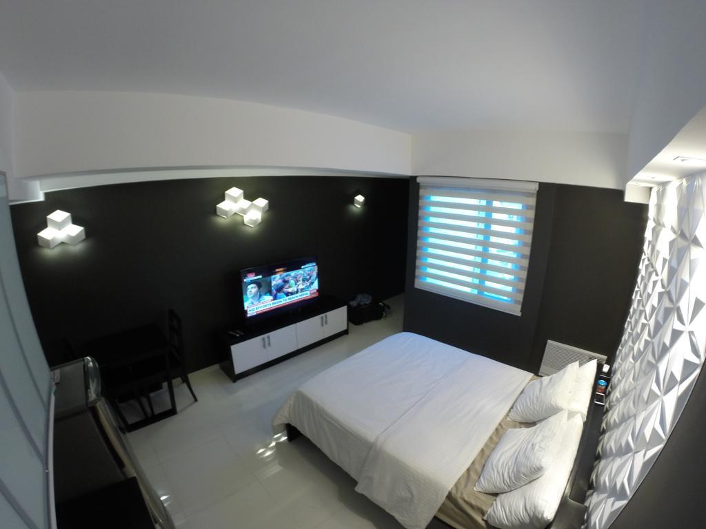 Burgundy Mckinley Place Service Apartment Manila Exterior photo