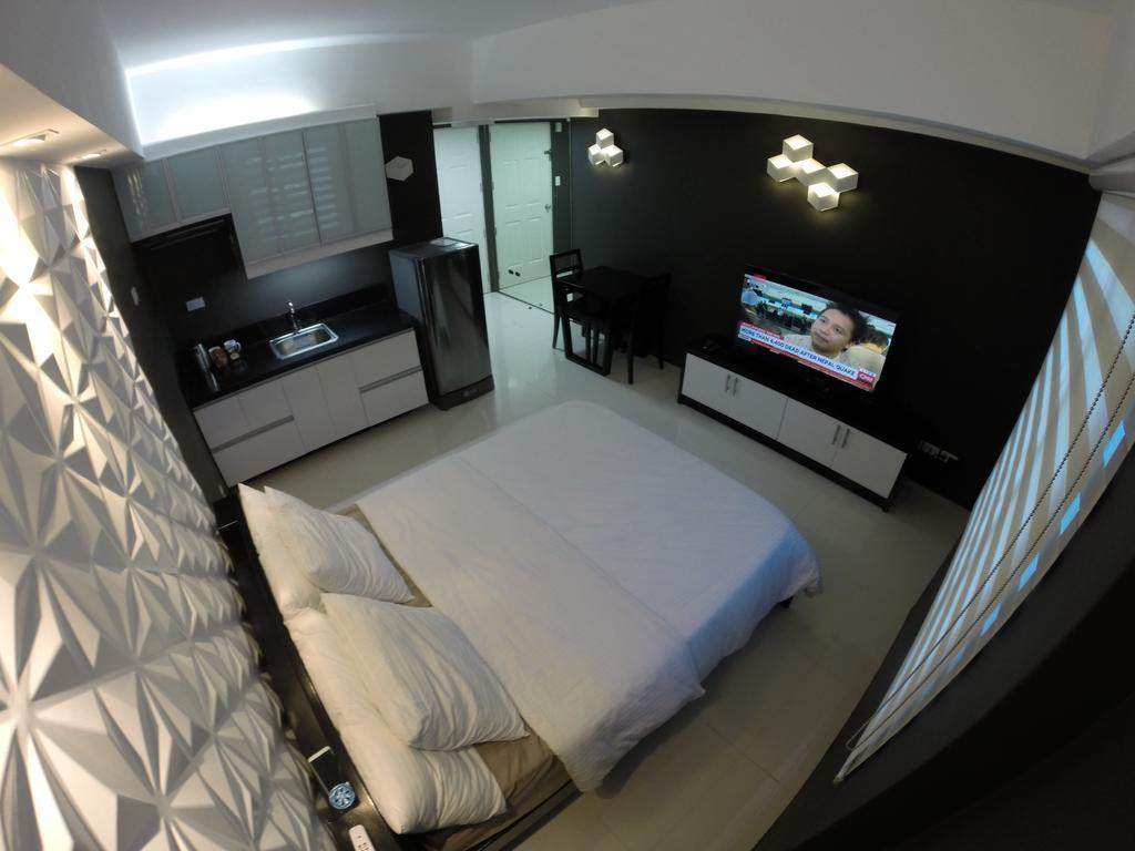 Burgundy Mckinley Place Service Apartment Manila Exterior photo