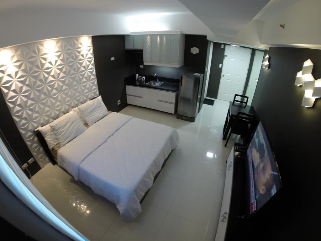 Burgundy Mckinley Place Service Apartment Manila Exterior photo