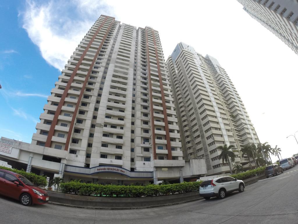 Burgundy Mckinley Place Service Apartment Manila Exterior photo
