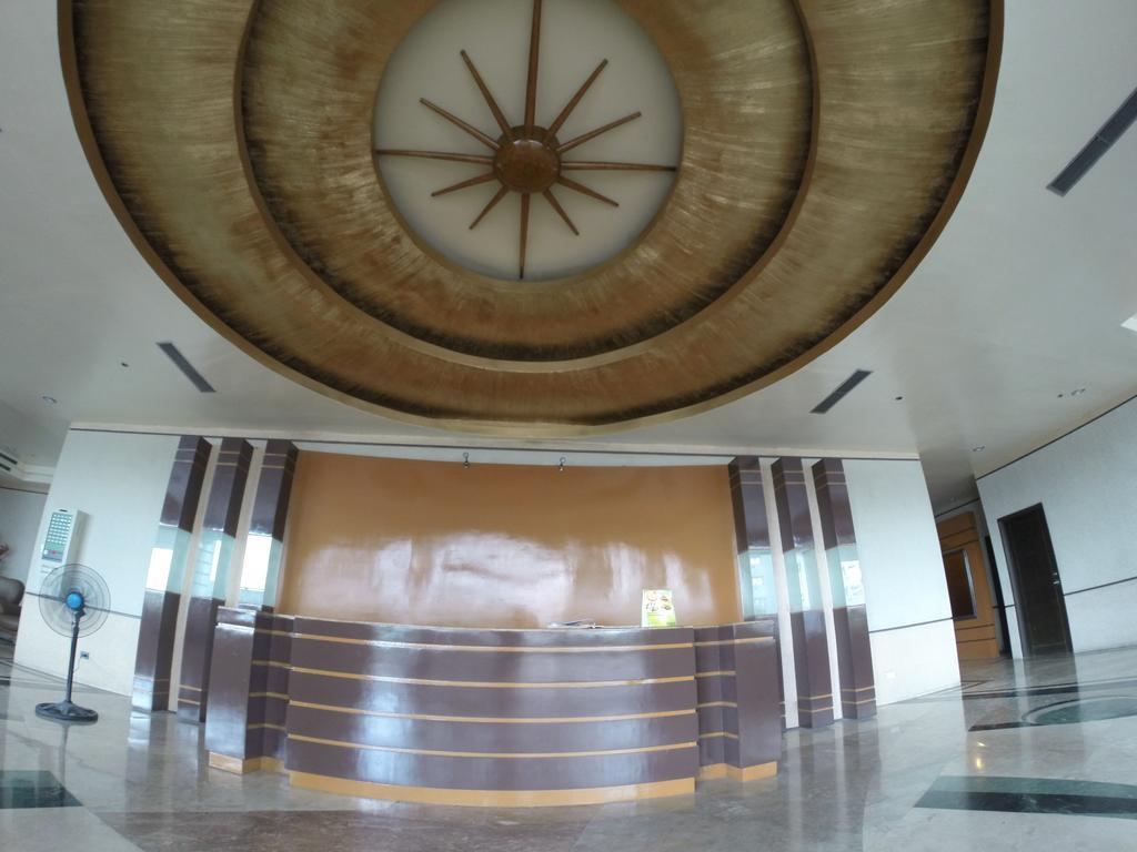 Burgundy Mckinley Place Service Apartment Manila Exterior photo